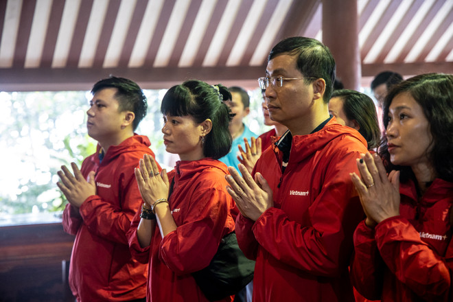 Tập thể lãnh đạo, phóng viên, biên tập viên Báo Điện tử VietnamPlus dâng hương trước ban thờ Bác. (Ảnh: Minh Hiếu/Vietnam+). VietnamPlus 'Về Nguồn' viếng Bác trên đỉnh núi Ba Vì linh thiêng ảnh 1
