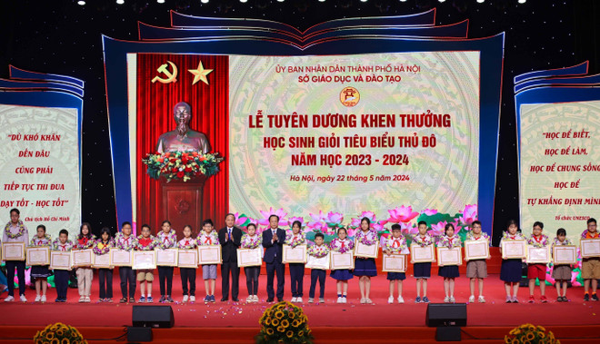 Các học sinh nhận giấy khen của Sở Giáo dục và Đào tạo Hà Nội. (Ảnh: Thanh Tùng/TTXVN) vna_potal_tuyen_duong_khen_thuong_hoc_sinh_gioi_tieu_bieu_thu_do_nam_hoc_2023_-_2024_7389535.jpg