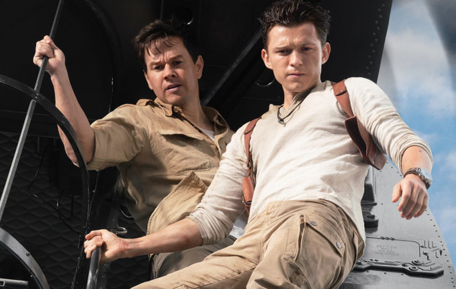 Hai diễn viên Mark Wahlberg và Tom Holland trong ''Thợ săn cổ vật.'' (Ảnh: Sony Pictures Entertainment) Việt Nam cấm chiếu phim 'Thợ săn cổ vật' vì có 'đường lưỡi bò' ảnh 1