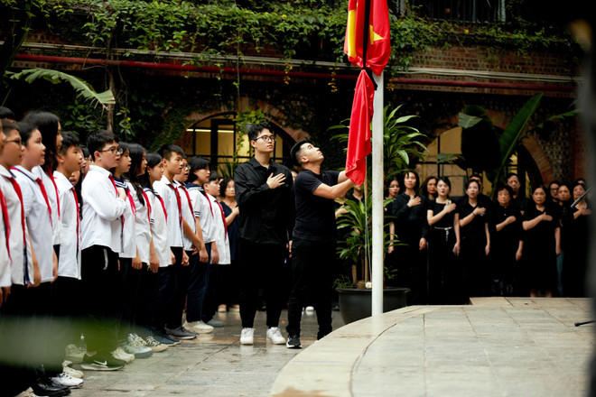 Sáng 24/7, tại Trường Trung học cơ sở - Trung học phổ thông Lương Thế Vinh, lễ chào cờ đặc biệt, không diễn ra vào sáng thứ hai như thường lệ, với lá cờ rủ đã được kéo lên để tưởng nhớ người lãnh đạo xuất sắc - Tổng Bí thư Nguyễn Phú Trọng. (Ảnh: NTCC). LTV6.jpg
