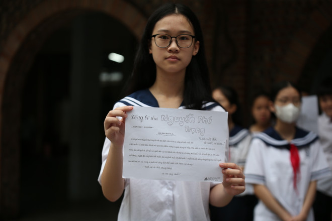 Học sinh thể hiện niềm kính yêu và biết ơn với vị Tổng Bí thư với những chia sẻ đầy xúc động... (Ảnh: NTCC). BS1R9883.JPG
