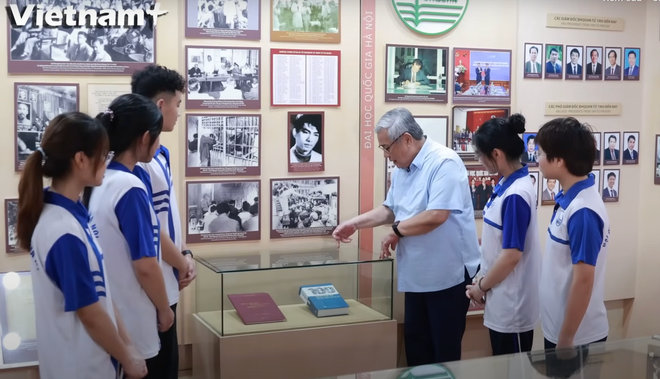 Giáo sư Vũ Minh Giang giới thiệu với các sinh viên Đại học Quốc gia Hà Nội về những di sản của Tổng Bí thư Nguyễn Phú Trọng. (Ảnh: PV/Vietnam+) Ảnh màn hình 2024-07-24 lúc 09.34.15.png