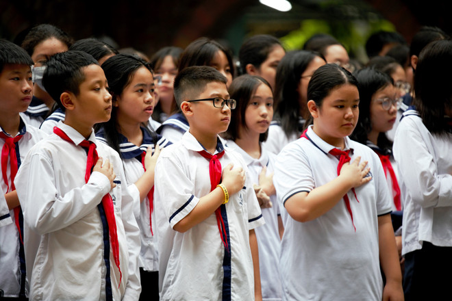 Các em học sinh xúc động khi tưởng nhớ tới vị Tổng Bí thư đã cống hiến cả cuộc đời mình cho đất nước. (Ảnh: NTCC). LTV8.jpg