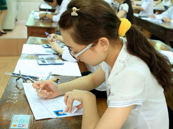 Thí sinh nhăn nhó vì đề thi tuyển sinh đại học môn toán khó ảnh 2