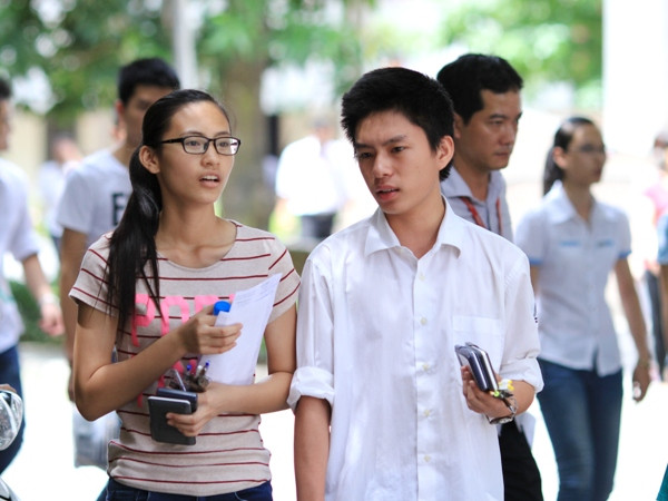 Thí sinh nhăn nhó vì đề thi tuyển sinh đại học môn toán khó ảnh 1