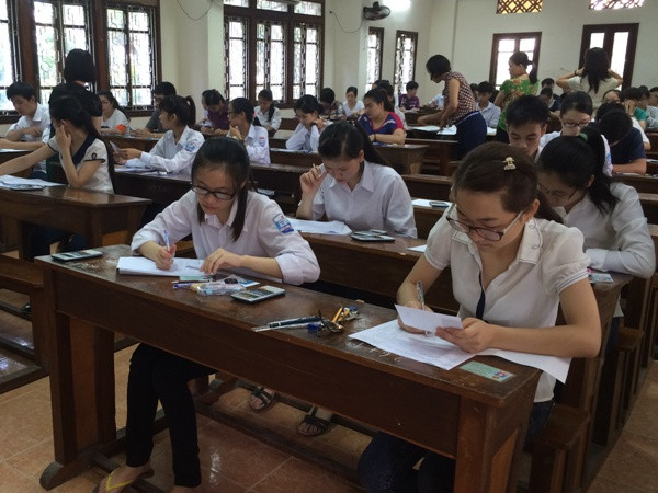 Trên 570.000 thí sinh bắt đầu làm bài dự thi đại học môn toán ảnh 1