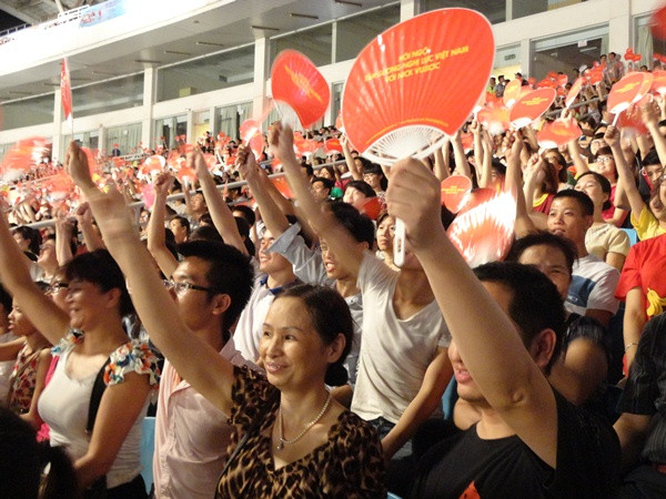 Khán giả hào hứng trong đêm gala "Tỏa sáng nghị lực Việt" (Ảnh: PV/Vietnam+) Gala “Tỏa sáng nghị lực Việt”: Khơi dòng viết tiếp ước mơ ảnh 1