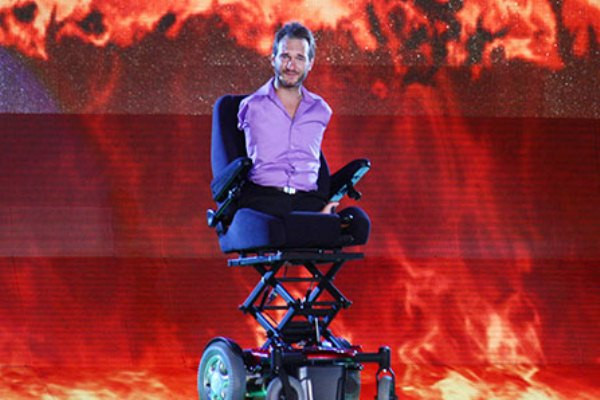 Nick Vujicic tái ngộ khán giả Hà Nội trong đêm gala (Ảnh: BTC) Gala “Tỏa sáng nghị lực Việt”: Khơi dòng viết tiếp ước mơ ảnh 2