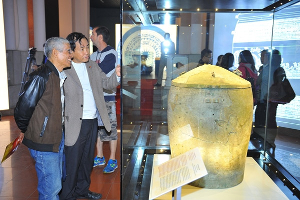 Lần đầu tiên trưng bày 18 bảo vật quốc gia tại Thủ đô Hà Nội ảnh 1