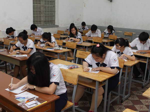 Thí sinh dự thi tốt nghiệp trung học phổ thông. (Ảnh: Phương Vy/TTXVN) Những đối tượng được hưởng ưu tiên tại kỳ thi tốt nghiệp THPT 2015 ảnh 2