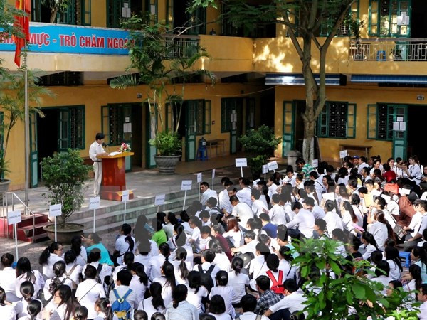 Thí sinh nghe phổ biến quy chế thi tốt nghiệp trung học phổ thông năm 2014. (Ảnh: Quý Trung/TTXVN) Những đối tượng được hưởng ưu tiên tại kỳ thi tốt nghiệp THPT 2015 ảnh 1