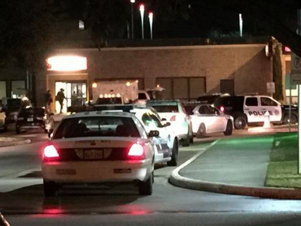 Đối tượng cố thủ trong bệnh viện Texas ra hàng, không có thương vong ảnh 1