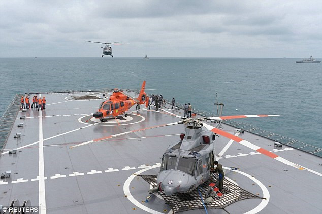 Indonesia phát hiện vật thể giống thân máy bay AirAsia QZ8501 ảnh 1