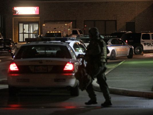 Đối tượng cố thủ trong bệnh viện Texas ra hàng, không có thương vong ảnh 2