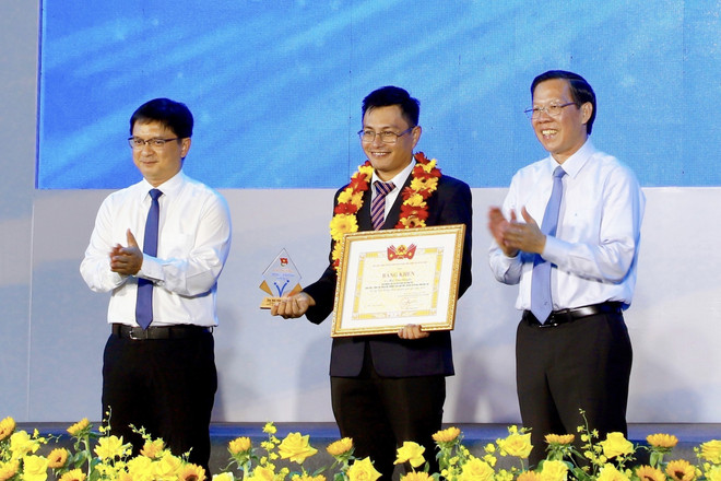 Thầy Chuyền đã được nhận nhiều bằng khen các cấp về những nỗ lực vì học sinh. (Ảnh: TTXVN) tinh nguyen quoc gia 1.jpeg