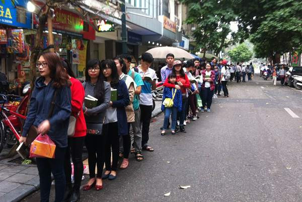 Xếp hàng dài trong mưa phùn đợi “Bảy bước tới mùa Hè” ảnh 3