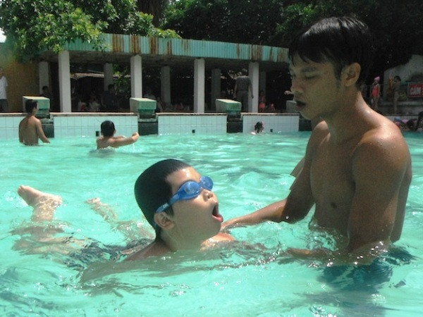 Chương trình hướng dẫn cha mẹ dạy bơi cho con hoàn toàn miễn phí ảnh 1