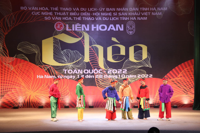 Các nghệ sỹ tập luyện tại Liên hoan Chèo toàn quốc năm 2022. (Ảnh: PV/Vietnam+) Liên hoan Chèo toàn quốc: Sự trở lại sôi động sau thời kỳ 'ngủ đông' ảnh 3