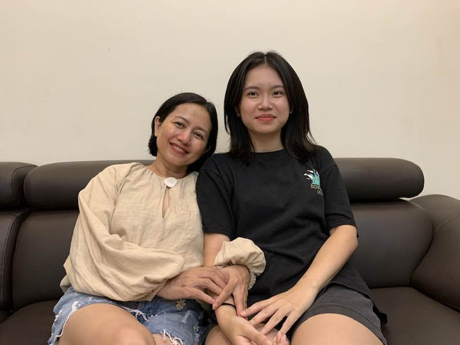 Vợ và con gái nghệ sỹ nhân dân Trung Anh. Chị Minh Hiếu, vợ nghệ sỹ là một cán bộ ngành điện lực. (Ảnh: NVCC) Trò chuyện với người phụ nữ phía sau 'ông bố quốc dân' Trung Anh ảnh 5