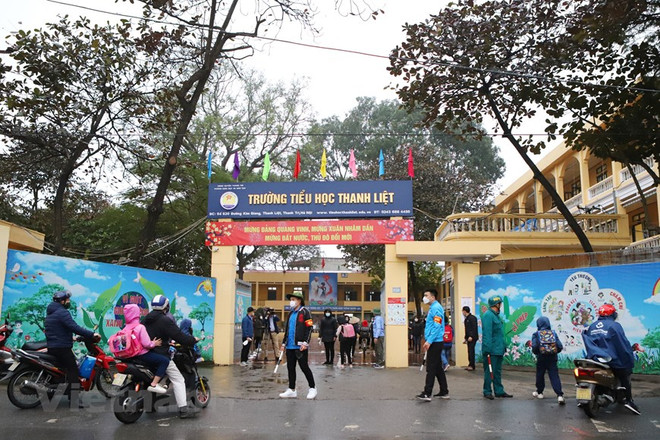 Hà Nội: Học sinh tiểu học đến trường, phụ huynh vừa mừng vừa lo ảnh 1