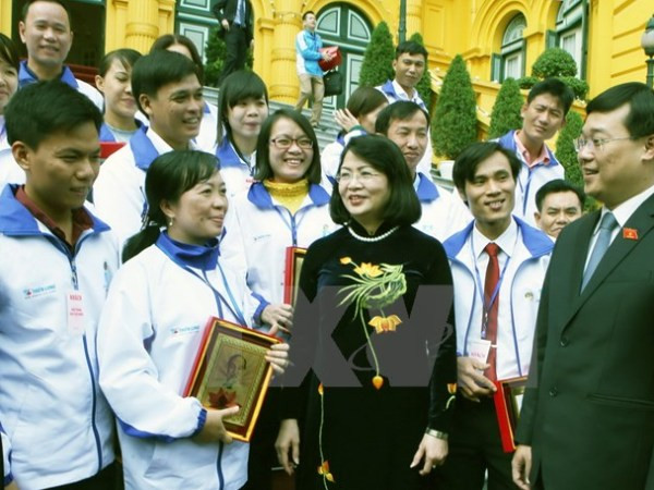 Phó Chủ tịch nước Đặng Thị Ngọc Thịnh gặp gỡ các thầy cô giáo. (Ảnh: Nguyễn Dân/TTXVN) Vinh danh 42 thầy cô giáo công tác tại các vùng biển đảo khó khăn ảnh 1