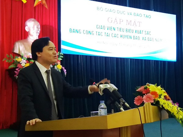 Bộ trưởng Phùng Xuân Nhạ phát biểu tại buổi gặp mặt giáo viên biển đảo. (Ảnh: PM/Vietnam+) Đề nghị có thêm chính sách ưu đãi cho thầy, trò vùng biển đảo ảnh 2