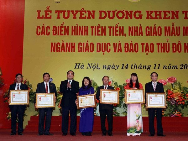 Bí thư Thành ủy Thành phố Hà Nội Hoàng Trung Hải có măt tại lễ trao Huân chương Độc lập và Huân chương Lao động cho các tập thể, cá nhân có nhiều thành tích xuất sắc trong những năm học vừa qua. Ảnh: Quý Trung – TTXVN Hà Nội tuyên dương 700 nhà giáo tiêu biểu, mẫu mực năm 2016 ảnh 1