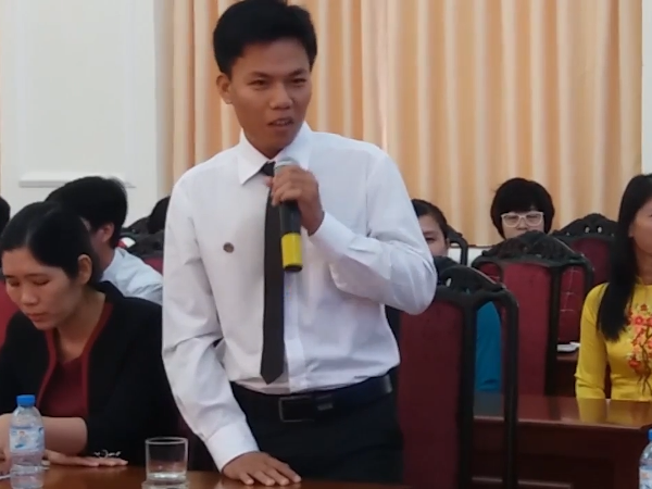 Thầy Lê Xuân Quyết chia sẻ về những khó khăn trên đảo. (Ảnh: PV/Vietnam) Nghẹn lòng với giấc mơ bánh mì, rau xanh của thầy trò đảo Song Tử Tây ảnh 1