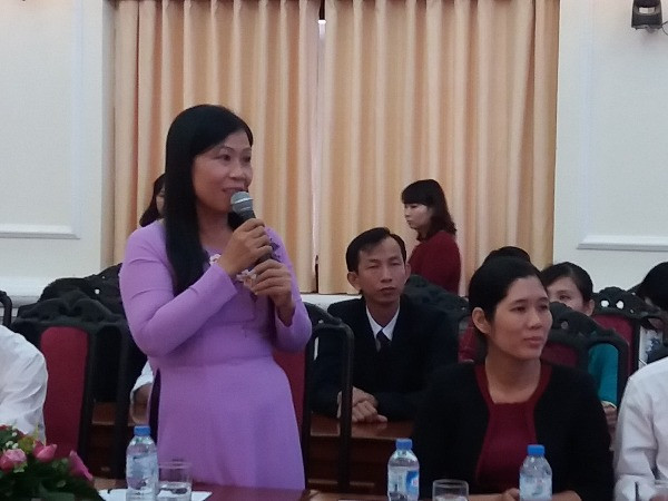 Cô Nguyễn Thị Bích Thủy chia sẻ tại buổi gặp mặt lãnh đạo Bộ Giáo dục và Đào tạo. (Ảnh: Phạm Mai/Vietnam+) Đề nghị có thêm chính sách ưu đãi cho thầy, trò vùng biển đảo ảnh 1