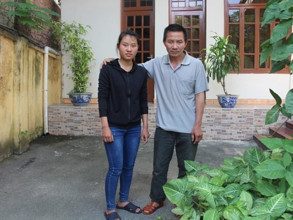Thí sinh Đặng Thị Huyền và bố. (Ảnh: CTV/Vietnam+) Cô gái Hà Giang trượt đại học vì thiếu thông tin: Sẽ bảo lưu kết quả? ảnh 1