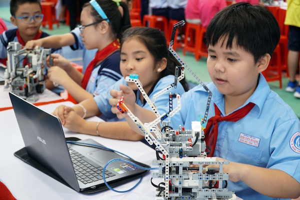Học sinh thi lắp ráp robot. (Ảnh minh họa: TTXVN) Tổ chức Ngày Sách gắn liền với việc khẳng định chủ quyền biển đảo ảnh 2