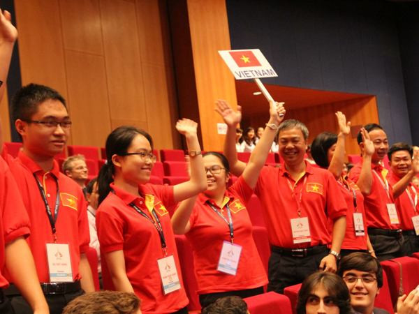 Đội tuyển Việt Nam tham gia cuộc thi Olympic Hóa học Quốc tế lần thứ 46. (Ảnh: CTV/Vietnam+) Gần 300 học sinh quốc tế tranh tài Olympic Hóa học tại Việt Nam ảnh 1