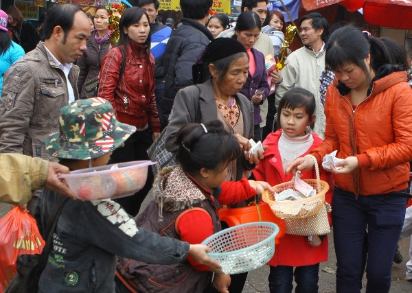 Kiểm soát hiện tượng người ăn xin đeo bám du khách tại các lễ hội ảnh 1