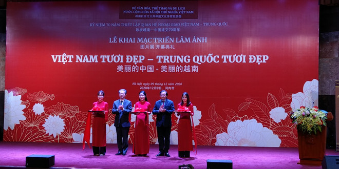 Khai mạc triển lãm ảnh về quan hệ hữu nghị Việt Nam-Trung Quốc ảnh 1