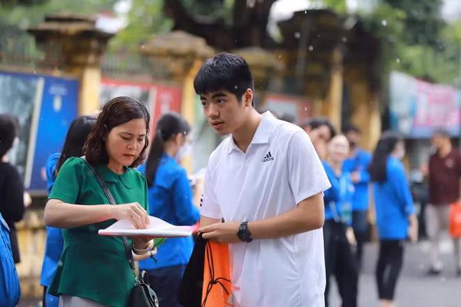 Sáng nay, học sinh Hà Nội làm thủ tục dự thi tuyển sinh vào lớp 10 ảnh 1