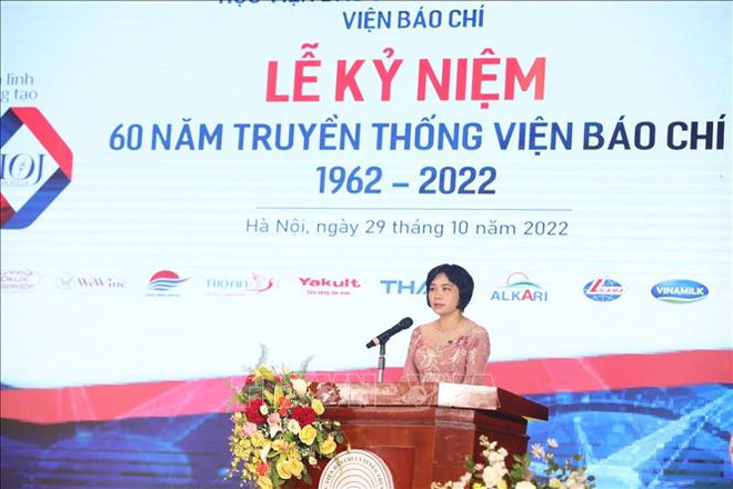 Tiến sỹ Đỗ Thị Thu Hằng, Viện trưởng Viện Báo chí phát biểu tại buổi lễ. (Ảnh: Minh Quyết/TTXVN) Viện Báo chí: 60 năm đặt nền móng lý luận phát triển báo chí ảnh 1