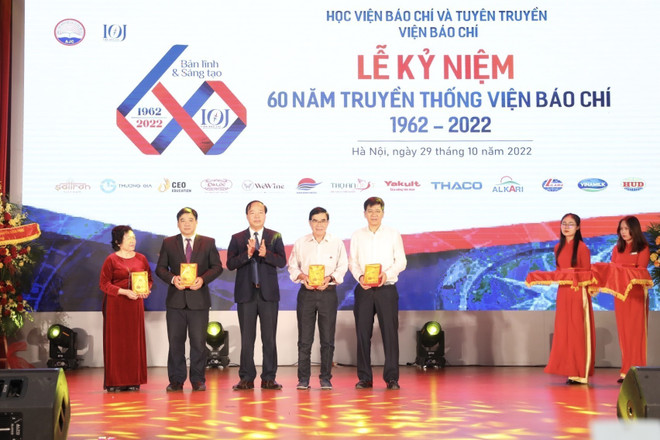 Viện Báo chí tri ân các cá nhân là các thế hệ nhà báo lão thành, lãnh đạo, cán bộ, giảng viên góp công lớn cho sự phát triển của viện. (Ảnh: Minh Quyết/TTXVN) Viện Báo chí: 60 năm đặt nền móng lý luận phát triển báo chí ảnh 3