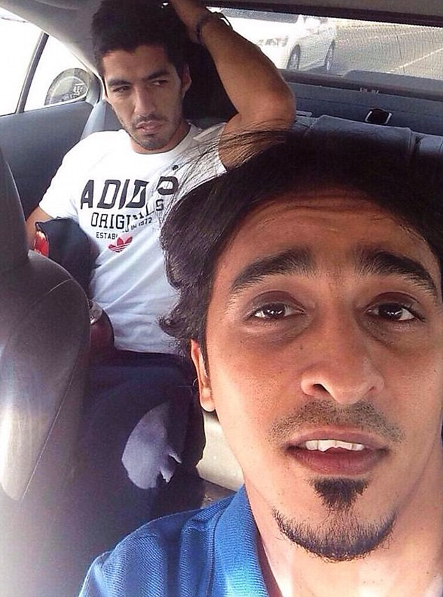 Luis Suarez tỏ vẻ không vui khi bị người tài xế taxi chụp hình ảnh 1