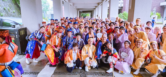 Đại diện Việt Nam mặc áo tứ thân nhảy điệu truyền thống của Nhật Bản ảnh 2