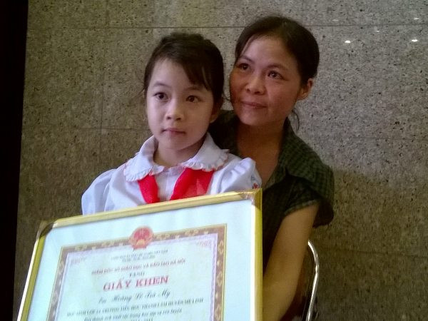 Nghẹn ngào trước nghị lực của em bé khuyết tật lớp 2 ở Mê Linh ảnh 1