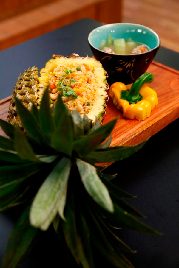 Vân Hugo tiết lộ về bản thân qua món cơm chiên đựng trong quả dứa ảnh 2