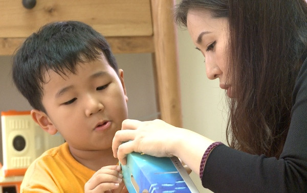 “Mẹ ơi tại sao” là chương trình truyền hình thực tế giúp các bà mẹ biết cách chơi với con mình một cách sáng tạo, vui vẻ. (Ảnh: VTV) Hè này xem gì trên kênh truyền hình giáo dục quốc gia VTV7? ảnh 4