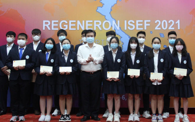 Thứ trưởng Nguyễn Hữu Độ động viên các em học sinh Việt Nam tham dự Hội thi Khoa học kỹ thuật quốc tế 2021. (Ảnh: PV) Học sinh Bắc Ninh đoạt giải ba Hội thi Khoa học Kỹ thuật quốc tế 2021 ảnh 1