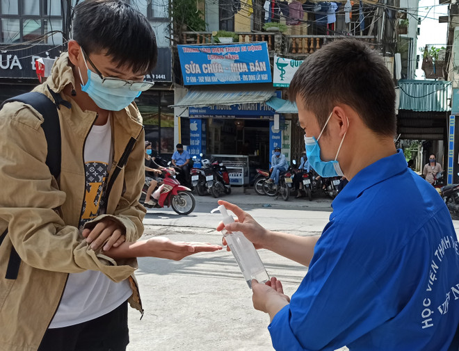 Một số địa phương cho học sinh lớp 9 và 12 đi học trở lại ảnh 1