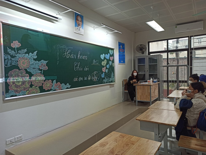 Học sinh, giáo viên Hà Nội hân hoan trở lại trường sau 9 tháng ảnh 3