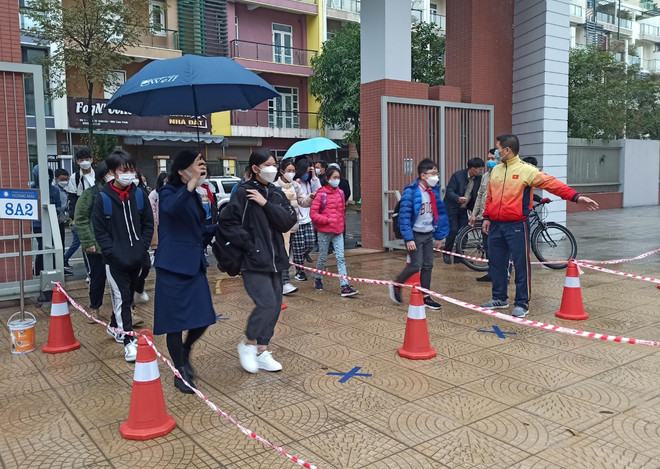 Học sinh, giáo viên Hà Nội hân hoan trở lại trường sau 9 tháng ảnh 4