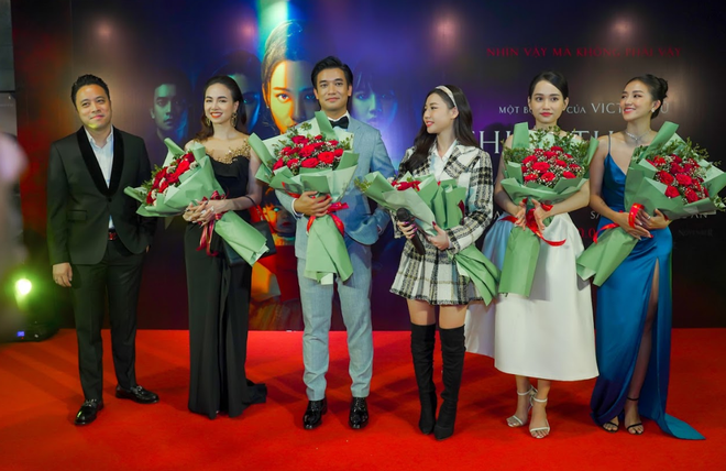 Đạo diễn Victor Vũ cùng các diễn viên chính phim Thiên thần hộ mệnh tại buổi ra mắt ở Hà Nội tháng 4/2021 (Nguồn: PV/Vietnam+) Rạp đóng cửa, phim chờ ngày chiếu trở lại hay bán cho nền tảng online? ảnh 1