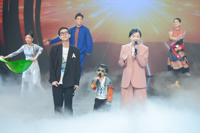 Ảnh 5 - Double2T, Cao Thanh Thảo My và bé Xệ Xệ trong tiết mục _Đánh cắp Mặt Trời_.jpg