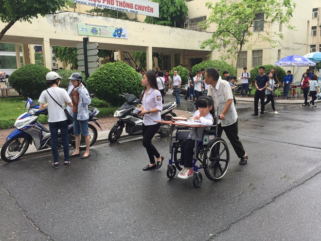 Hà Nội: Thí sinh đặc biệt dự thi THPT quốc gia trên xe lăn ảnh 2