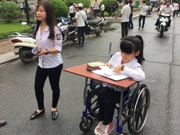 Hà Nội: Thí sinh đặc biệt dự thi THPT quốc gia trên xe lăn ảnh 1